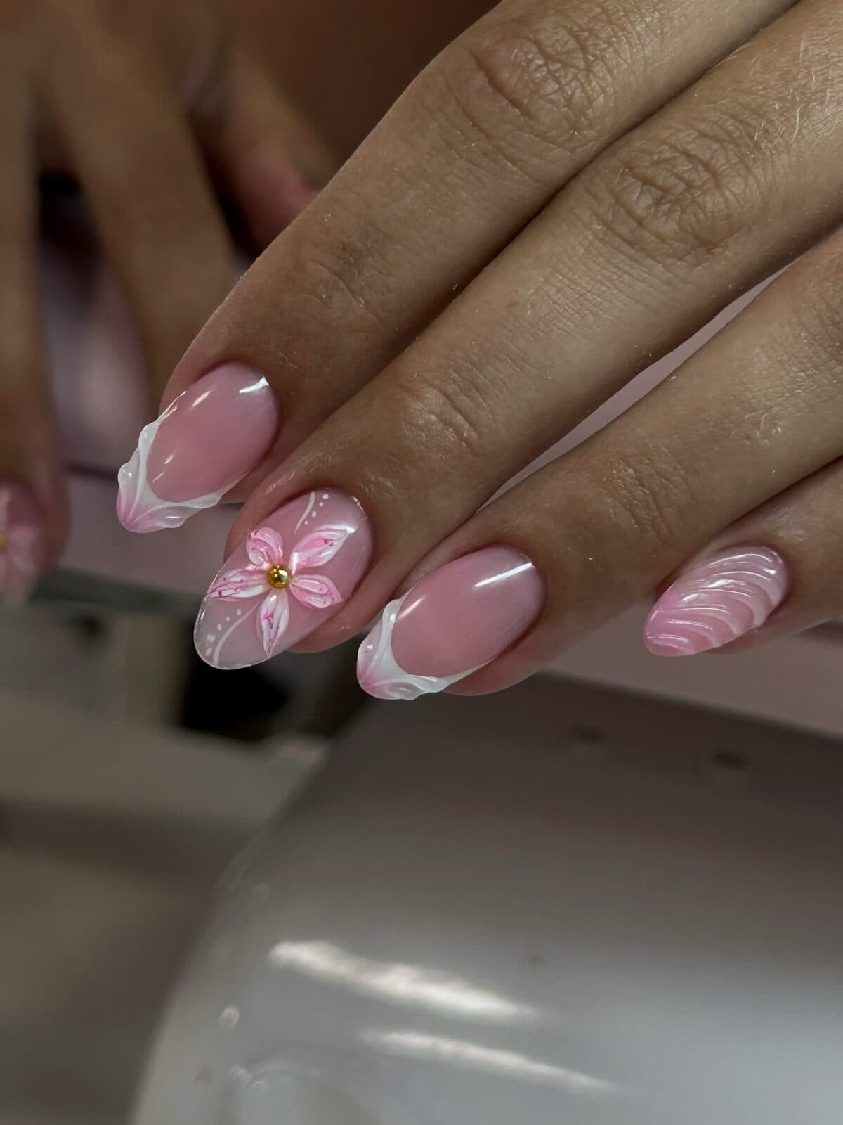 Fransk manicure med håndmalet 3D blomst