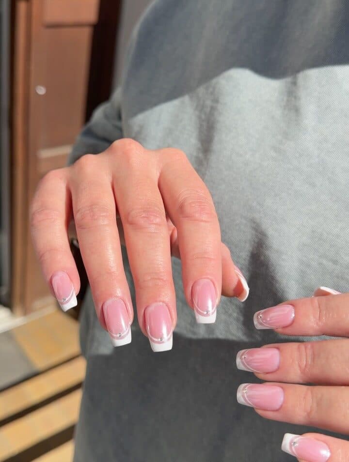 Fransk manicure i dagslys