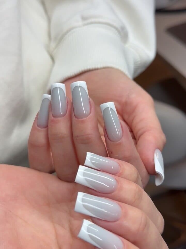 Hvid fransk manicure, detalje
