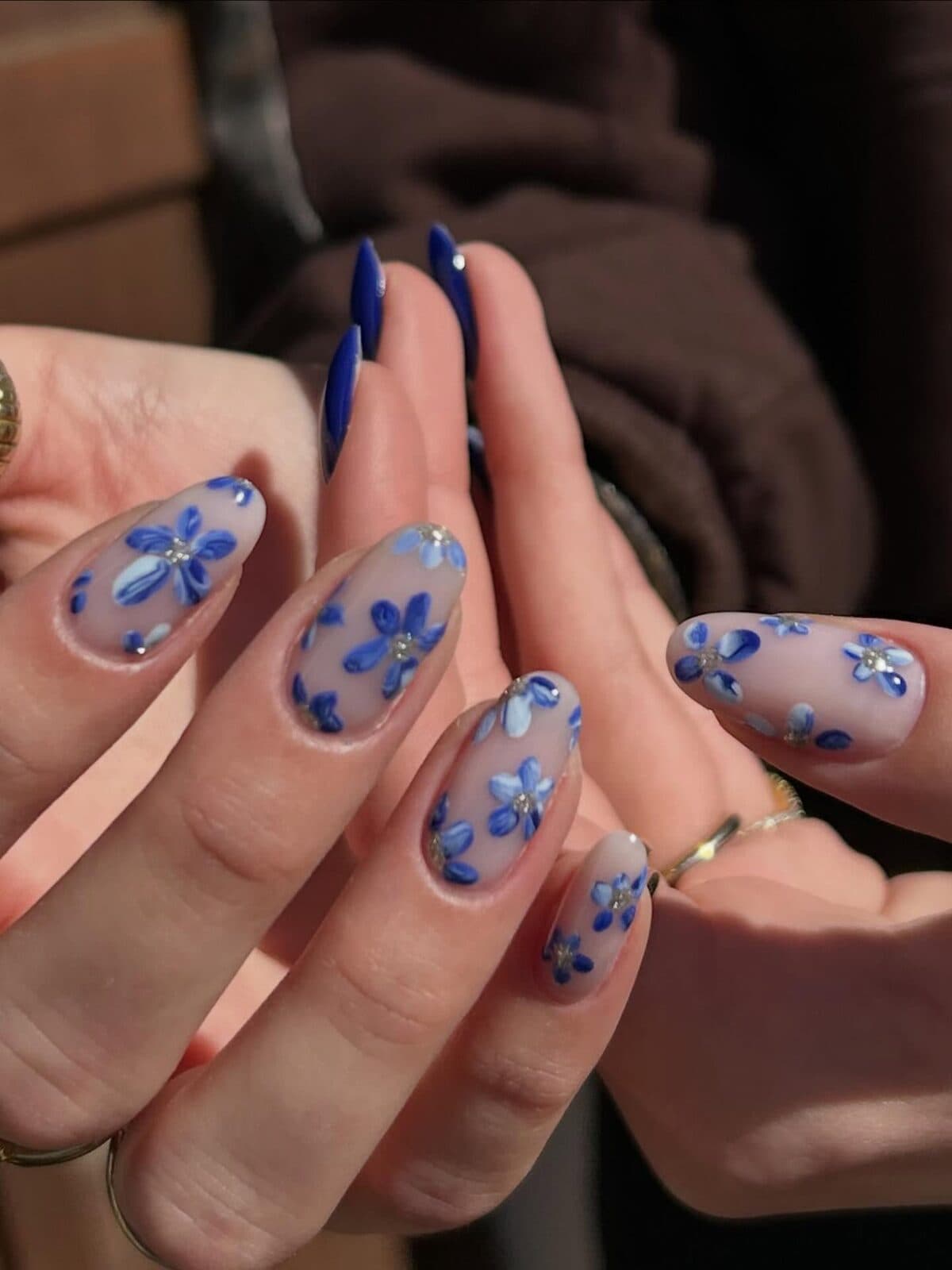 Nail art med blå blomster