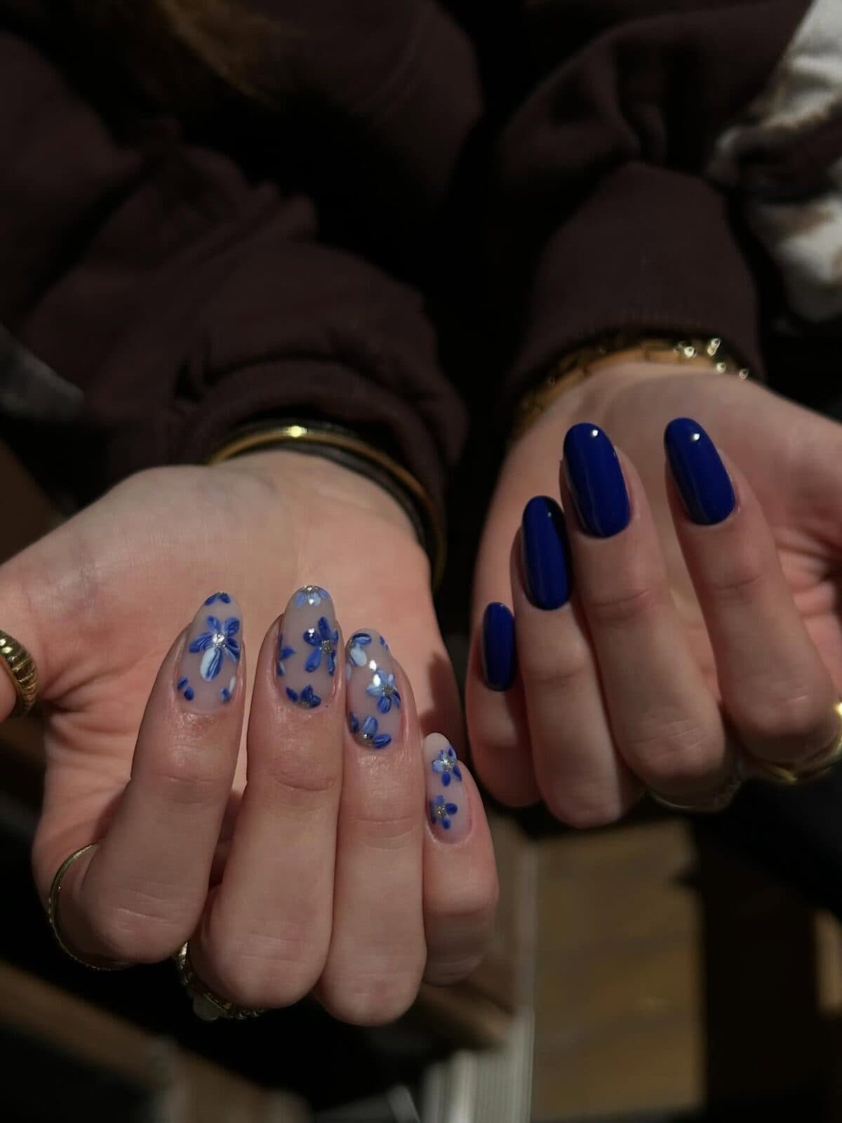 Blå nail art med koboltblå
