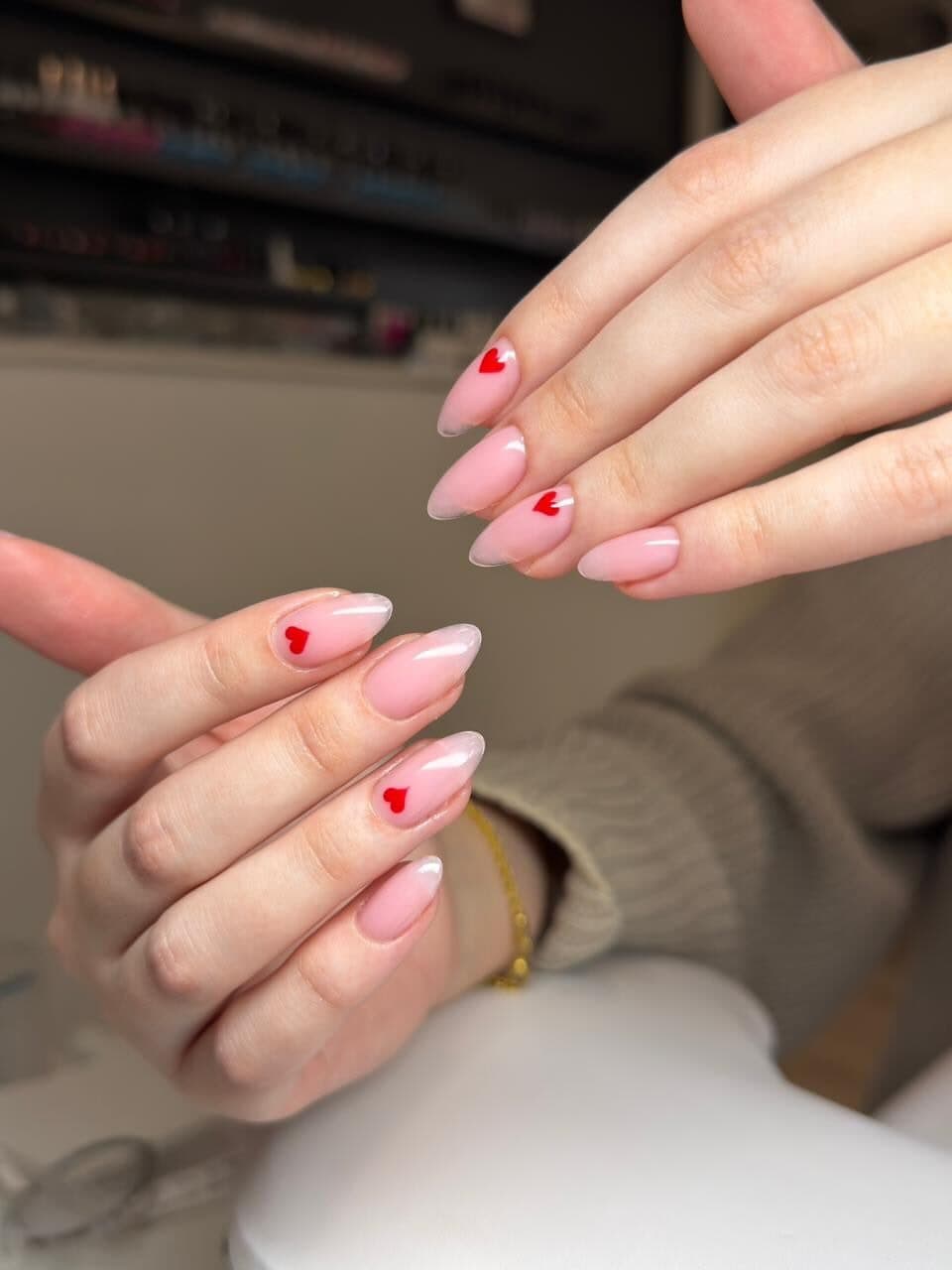 Fransk manicure med røde hjerter