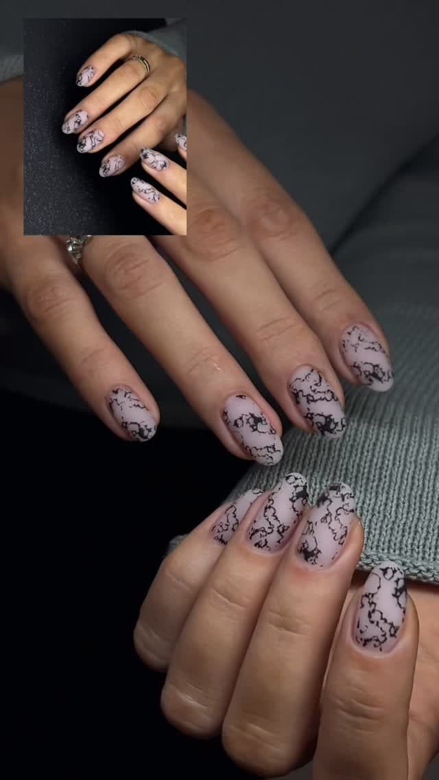 Marmoreret nail art i sort og hvid