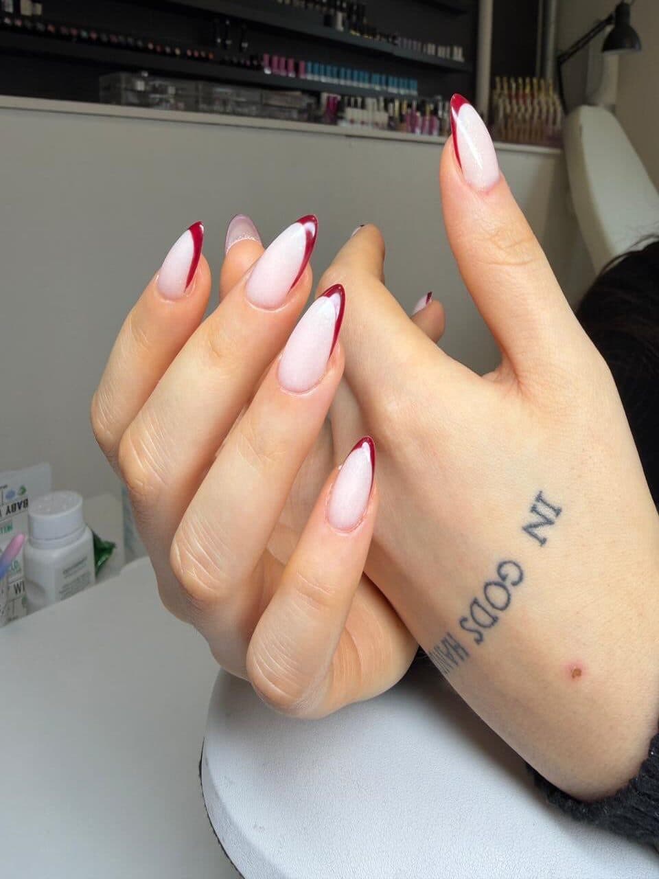 Fransk manicure med rød kant